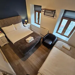 Eyre Square Lane Apartment